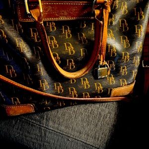 I am selling my Dooneyburke Burke purse